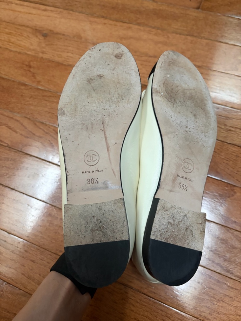 CHANEL Two-Tone Cap-Toe Ballet Flats in Cream and Black - Picture 4 of 6